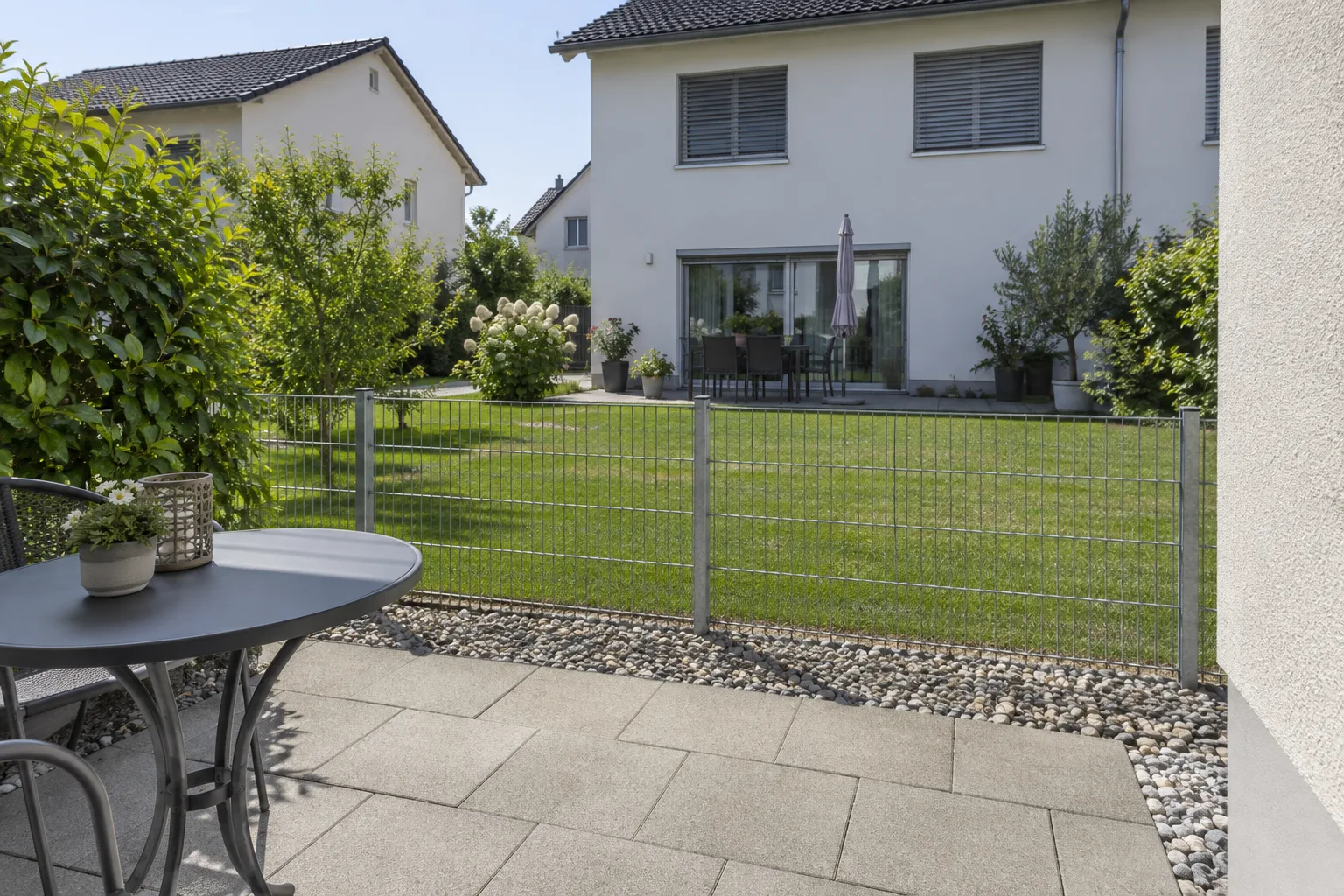 Niedriger Gitterzaun mit freiem Blick auf das Nachbargrundstück