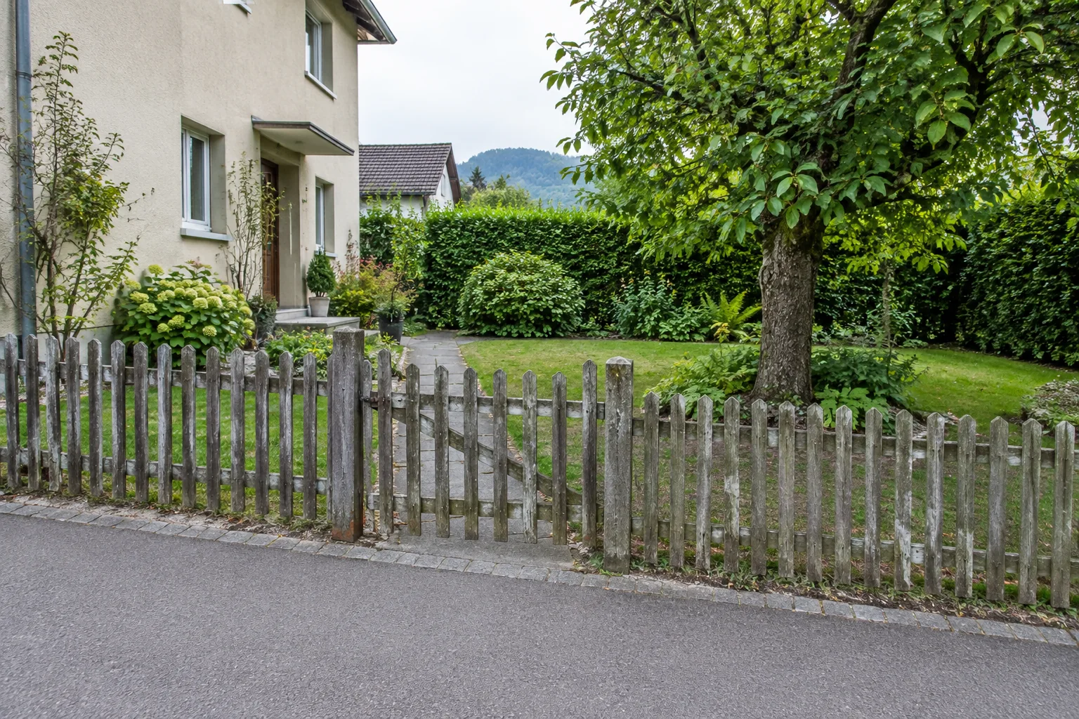 Älterer Holzzaun an einer Gartengrenze