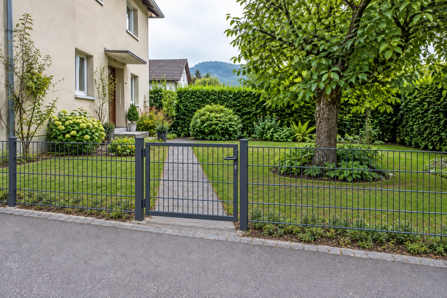 Gartengrenze mit neuem Metallzaun und passendem Tor